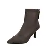 Botas Femininas Pretas de Camurça Salto Agulha 7cm Bico Fino Elásticas Slim Botas de Inverno Outono Novo Zíper Traseiro Forradas com Lã Botas Curtas