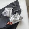 Popular bolso plateado con textura para mujer 2023 Nuevo bolso bandolera de cadena de verano de celebridad de Internet, moda para combinar con todo, bolso nube