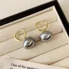 Brincos de Pérola Cinza Luxo Leve Elegante de Alta Qualidade Fivela de Orelha Francesa 2024 Novos Populares Brincos de Nicho Femininos Outono e Inverno