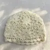 Novo gorro de inverno feminino com flores de crochê, design elegante para cobrir cabelos grisalhos, chapéu de tricô e lenço de cabeça com padrões vazados