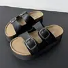 Sandálias Birkenstock Novas de Verão 2026 Fivela Dupla Sola Grossa Base de Cortiça Retrô Antiderrapante Casual Praia Aumentam a Altura Sapatos Femininos