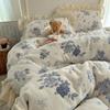 Conjunto de Quatro Peças Estilo Coreano Pequeno Floral Classe A Veludo Leite Renda, Lençol de Cama Dupla Face Veludo Pequeno Floral, Capa de Edredom, Lençol com Elástico 1.8m 1.5