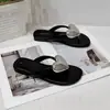 Nuevas chanclas planas antideslizantes de suela blanda para mujer, nuevo estilo 2026, sandalias de dedo para exteriores y playa para mujer