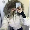 Chamarra de algodón con relleno de plumas para mujer, estilo americano con capucha y cuello de pelo, nuevo modelo de invierno, engrosada, versión coreana, entallada a la cintura, estilo corto, adecuada para mujeres petite