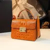 2026 Nova Bolsa de Moda Simples e Estilosa com Padrão de Crocodilo para Mães de Meia-Idade, Bolsa Tiracolo de Ombro em Couro Genuíno com Acabamento de Alto Padrão