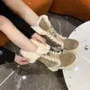 Botas de neve com algodão adicionado, versáteis, espessadas, que aumentam a altura, design de inverno, sola grossa, modernas, 2026, tiras cruzadas, femininas, novo estilo, botas de algodão