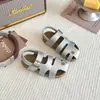 Sandalias cerradas de moda para niños 2026 verano nuevo versión coreana sandalias Birkenstock para niñas zapatos de playa de suela blanda para niños modernos