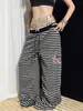 Pantalones casuales de rayas estilo retro americano, unisex, diseño cleanfit, versátiles, con bordado, corte holgado, estilo pierna ancha, modernos