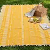 Esterilla de picnic simple de estilo francés a prueba de humedad con forma de diamante amarillo y borlas bohemias para camping al aire libre y decoración de fotos