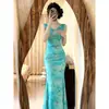 Vestido largo de estilo vacacional color verde menta con cuello halter tipo hamaca y estampado de mariposas, con cintura fruncida para el verano