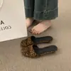 Sandálias de enfiar Chuyuji retrô de nicho com estampa de leopardo para mulheres, adequadas para uso externo no verão, versáteis e confortáveis, com um lindo salto baixo em cunha