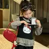Conjunto de Otoño para Niñas Estilo Nuevo Estampado de Dibujos Animados Chaleco Camisa a Cuadros Pantalones Casuales Conjunto de Tres Piezas Elegante Moderno Versátil