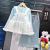 Ropa Infantil Trajes para Niñas Otoño Nuevo Estilo Camiseta Básica Elegante para Niños Falda con Tirantes Jeans Estilo Coreano Conjunto de Tres Piezas