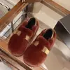Calzado de invierno para mujer para exteriores, nuevo estilo de moda 2026, mocasines slip-on forrados de polar con diseño de media pantufla y soporte en el talón