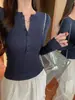 Camiseta de manga larga con botones y cuello abierto estilo americano picante para mujer, nueva prenda base ajustada de otoño, moderna