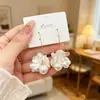 Brincos Florais de Pérola Estilo Francês com Toque de Luxo Leve e de Alta Qualidade, Ganchos de Orelha Elegantes e Versáteis, Acessórios de Orelha Modernos e Exquisitos