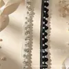 El fabricante vende cintas hechas a mano con cuentas, encaje tejido con cuentas y accesorios para prendas de vestir para vestidos cheongsam.