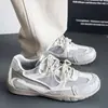 Zapatillas de caña baja de color liso a la moda estilo americano para hombre, nueva colección de otoño, diseño de malla transpirable, zapatos casuales deportivos versátiles y ligeros