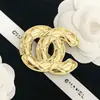 Letras clásicas broche de alta gama pasador elegante patrón de estilo elegante mismo estilo ramillete ropa prendas accesorios chapados en oro
