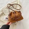 Bolso tejido de mano para principios de primavera 2024 con bandolera, bolso texturizado de gamuza a mano, nuevo bolso tipo cubo de moda vintage para mujer