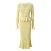 Novo Vestido de Malha Elegante Amarelo Creme para o Início do Outono 2026, Falso Duas Peças, Gola V, Manga Longa, Saia Peixe para Mulheres