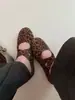 Sapatos Mary Jane Planos com Tiras Cruzadas Estilo Francês para Mulheres, Outono 2026, Sapatos de Avó Versáteis com Solado Macio, Bico Redondo, Sapatos Baixos de Uma Cor