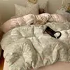 Estampado de Gatito de Dibujos Animados Tela tipo Nube Clase A Juego de Sábanas y Funda de Edredón de Cuatro Piezas para Cama de Dormitorio Juego de Tres Piezas Ropa de Cama para Niños
