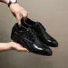 Zapatos de cuero para hombre de talla grande, estilo británico y europeo, nuevo modelo de verano con textura agrietada, modernos y a la moda, zapatos casuales de negocios geniales para hombre