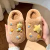Pantuflas de algodón para niños, para niñas y niños, nuevo estilo otoño/invierno 2026, para interior, lindas y adecuadas para usar en familia, pantuflas de felpa para bebés