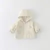 Jaquetas de Primavera e Outono para Meninas 2026 Novas Estilosas Roupas de Primavera Infantis Jaqueta com Capuz Floral de Desenho Animado para Bebê Menina