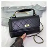 Bolso de Hombro de Cuero Esmerilado de Gama Alta con Cierre Bolso Acolchado para Mujer Estilo Nuevo 2025 Estilo Pequeño Fragante Bolso Cruzado con Cadena de Contraste