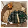 Camisa con Forro de Polar para Niños 2026 Otoño/Invierno Nuevo Estilo Niños Tallas Mediana y Pequeña Camisa Chaqueta Cuadros Atractiva Ropa Exterior Gruesa para Bebé