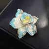 Broche de Lirio Azul Imitación Turquesa de Alta Gama para Diseñador Hebilla Magnética Fuerte Accesorios de Ropa Sin Costuras y No Dañinos para Mujeres