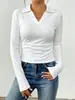 Nova coleção outono e inverno: Camisa base preta de manga longa com decote V para mulheres, corte justo, silhueta valorizadora, com punhos bufantes ligeiramente alargados, direto do exterior