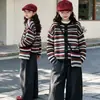 Elegante cárdigan de punto para niñas, nueva colección otoño 2026, suéter versátil de un solo botón para niños, top a rayas para niños mayores