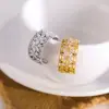 Anel Flor Vazada em Zircônia Retrô, Elegante da Moda, Luxo Acessível e Anel Aberto de Ponta, Joia de Mão Exquisita e Única Resistente