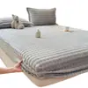 Juego de 3 piezas de falda de cama de forro polar de coral engrosado de invierno Clase A, Cubre cama cálido de invierno, Protector de colchón de una sola pieza de forro polar de leche