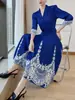 Elegante y sofisticado vestido de alta gama para mujer, moderno vestido midi de punto tipo cárdigan con cuello de solapa estampado, holgado y estilizado, estilo Issey Miyake
