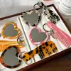 Colgante de Set de Peine Espejo Acrílico en Forma de Corazón, Accesorio de Bolsa Simple y Versátil, Llavero de Peine con Mango Portátil