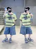 Conjunto de Verão da Moda para Meninos Marca Roupa Shorts Jeans de Manga Curta Conjunto de Duas Peças para Crianças Mais Velhas Estiloso Estampa de Letras Estilo Esportivo de Verão