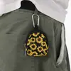 Monedero Estampado de Crisantemo Fondo Negro Cuero Artificial Impermeable Piel Sintética Cremallera Bolsa de Almacenamiento Multifuncional Mini Oreja