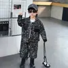 Conjunto Jeans Estampa Leopardo para Meninos Outono Moda Conjunto de Duas Peças 2026 Novo Estiloso Estilo de Rua para Bebês Outono Roupa Esportiva