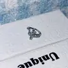 Nuevos Pendientes de Alfiler Recto con Forma de Cruz de Circonita Verde, Pequeños y Delicados, con un Diseño de Borde Único y Refinado