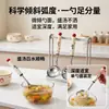 Vaya, esta es una cuchara sopera doméstica hecha de acero inoxidable 201 con un mango largo, diseñada para prevenir quemaduras al servir hot pot, dumplings, fideos y sopa.. Tiene una forma profunda y curva y un mango antideslizante de PP