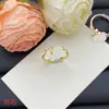 Anillo de Diseñador Nuevo Estilo Europeo y Americano Transfronterizo 2025 con Logo y Diseño Floral Incrustado de Diamantes para Mujer, Anillo Ajustable de Gama Alta al por Mayor