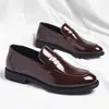 Sapatos masculinos de couro transfronteiriços, nova moda outonal, sapatos formais de negócios estilosos, sapatos de casamento masculinos estilo britânico sem cadarço de couro envernizado