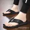 Chanclas para hombre 2026 modelo nuevo de verano, sandalias para hombre de piel de vacuno de capa superior, antideslizantes, resistentes al olor, chanclas de playa con tira para el dedo del pie
