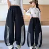 Pantalones para niñas, colección primavera/otoño 2026, estilo nuevo, pantalones deportivos de rayas estilo americano para niñas, pantalones de otoño cortavientos, pantalones de pierna ancha para niños mayores