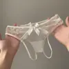 Calcinha de renda francesa vazada em formato de triângulo, um estilo puro e sensual, projetada para mulheres jovens, disponível em tamanhos grandes e com design de entrepernas aberta.