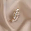 Broche com Pingente de Corrente, Alto Padrão, Luxo Leve, Moda Europeia e Americana, Acessório de Terno Mais Vendido, Broche Simples e Único, Atacado